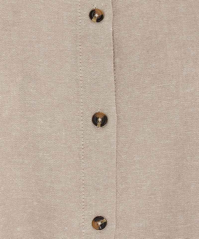 detaljer på beige blus i linne