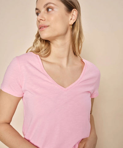 modell i rosa t-shirt