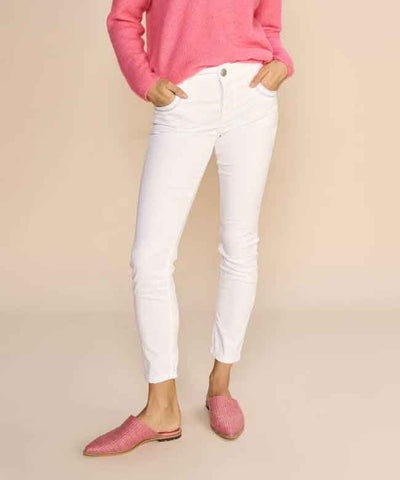 modell i vita jeans