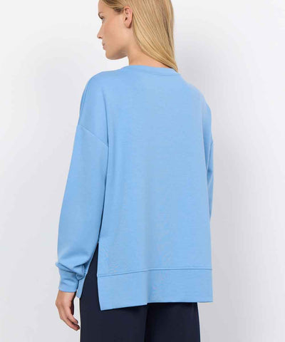 modell med ljusblå sweatshirt baksida