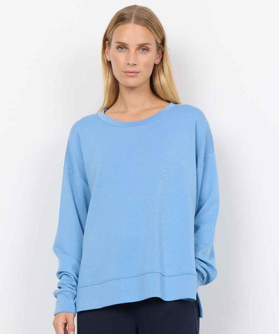 Modell med ljusblå sweatshirt