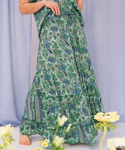 modell i grön kjol med frill
