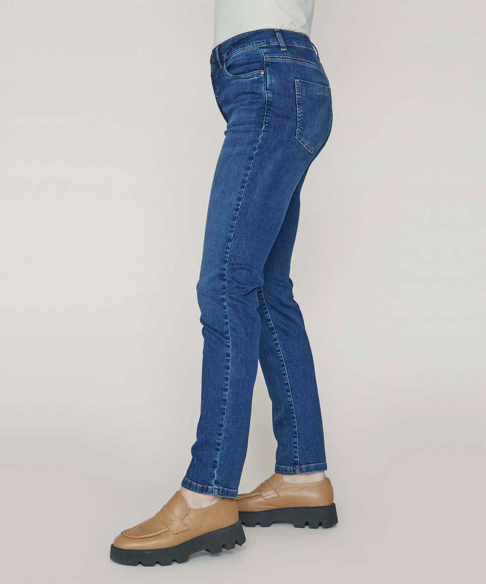 regular blå jeans från sidan
