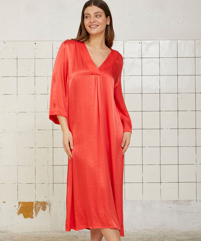 modell i röd klänning