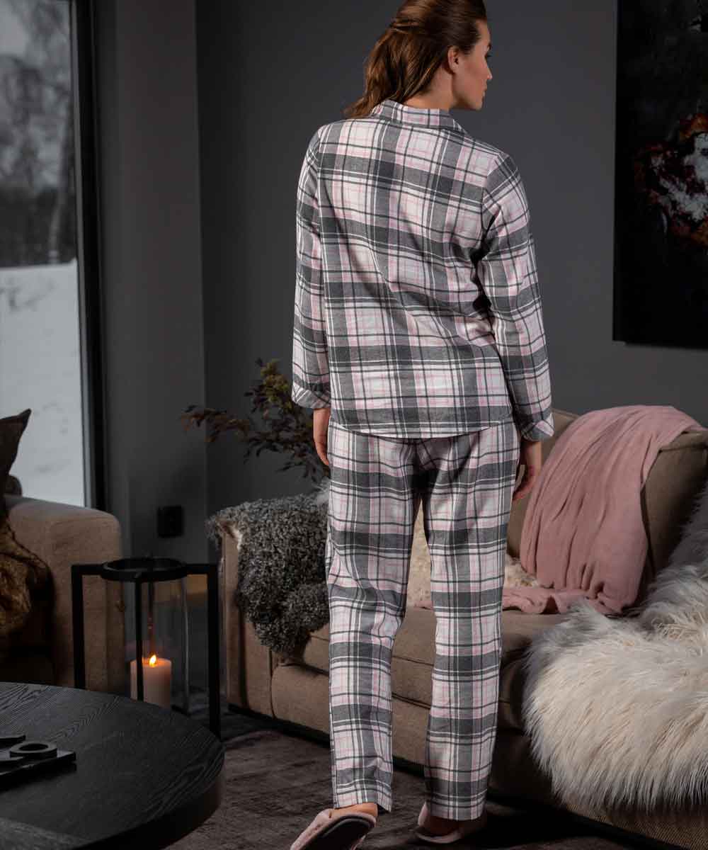 modell i pyjamas bak