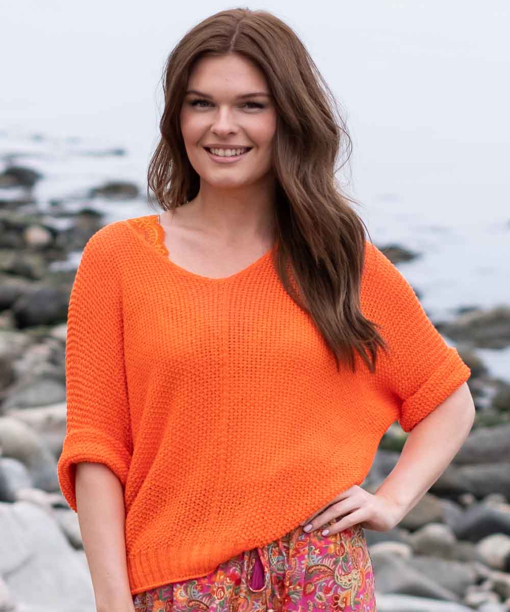 modell med orange tröja