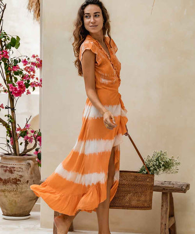 modell i orange/vit batik wrapklänning