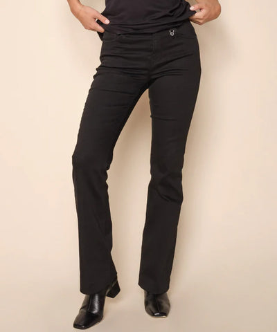 Modell i utsvängda svarta jeans