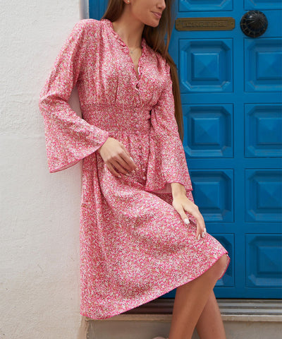 modell i rosa blommig klänning
