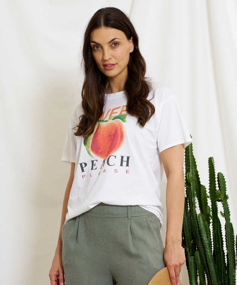 Modell i t-shirt med print