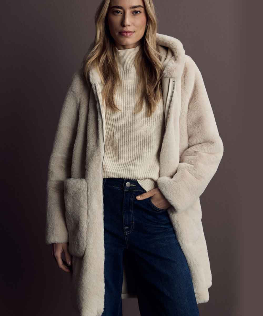 modell i pälsjacka och jeans