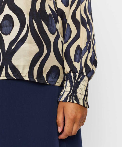 Blus med blått mönster detaljer