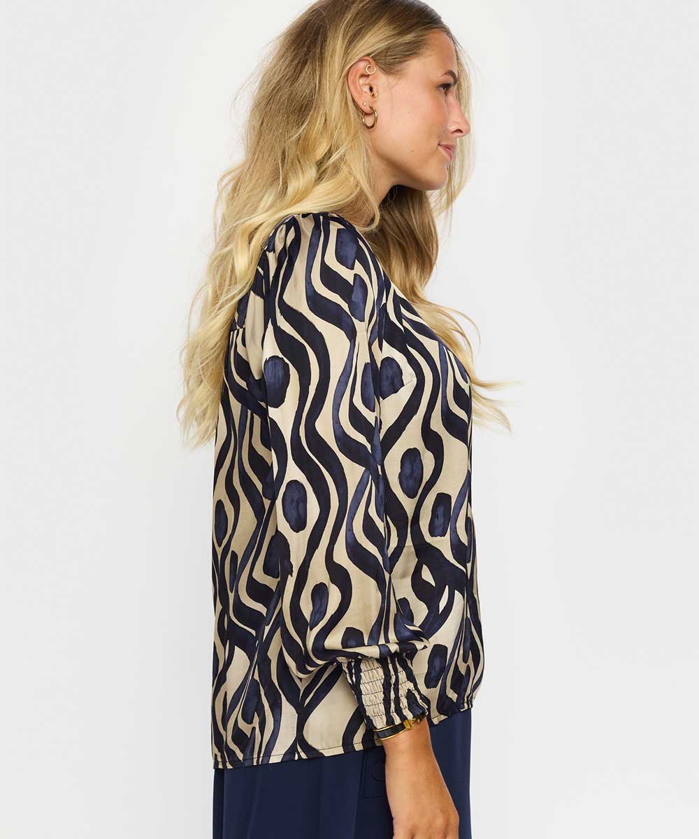 Blus med blått mönster från sidan