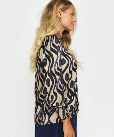 Blus med blått mönster från sidan