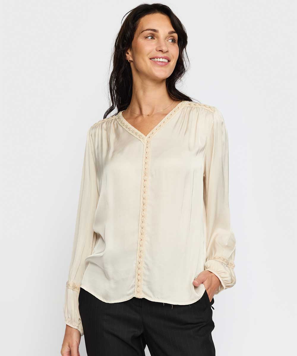 Sandfärgad blus framsida