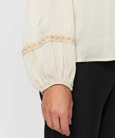 Sandfärgad blus detaljer ärm