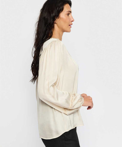 Sandfärgad blus från sidan
