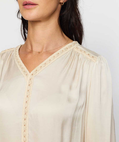 Sandfärgad blus detaljer