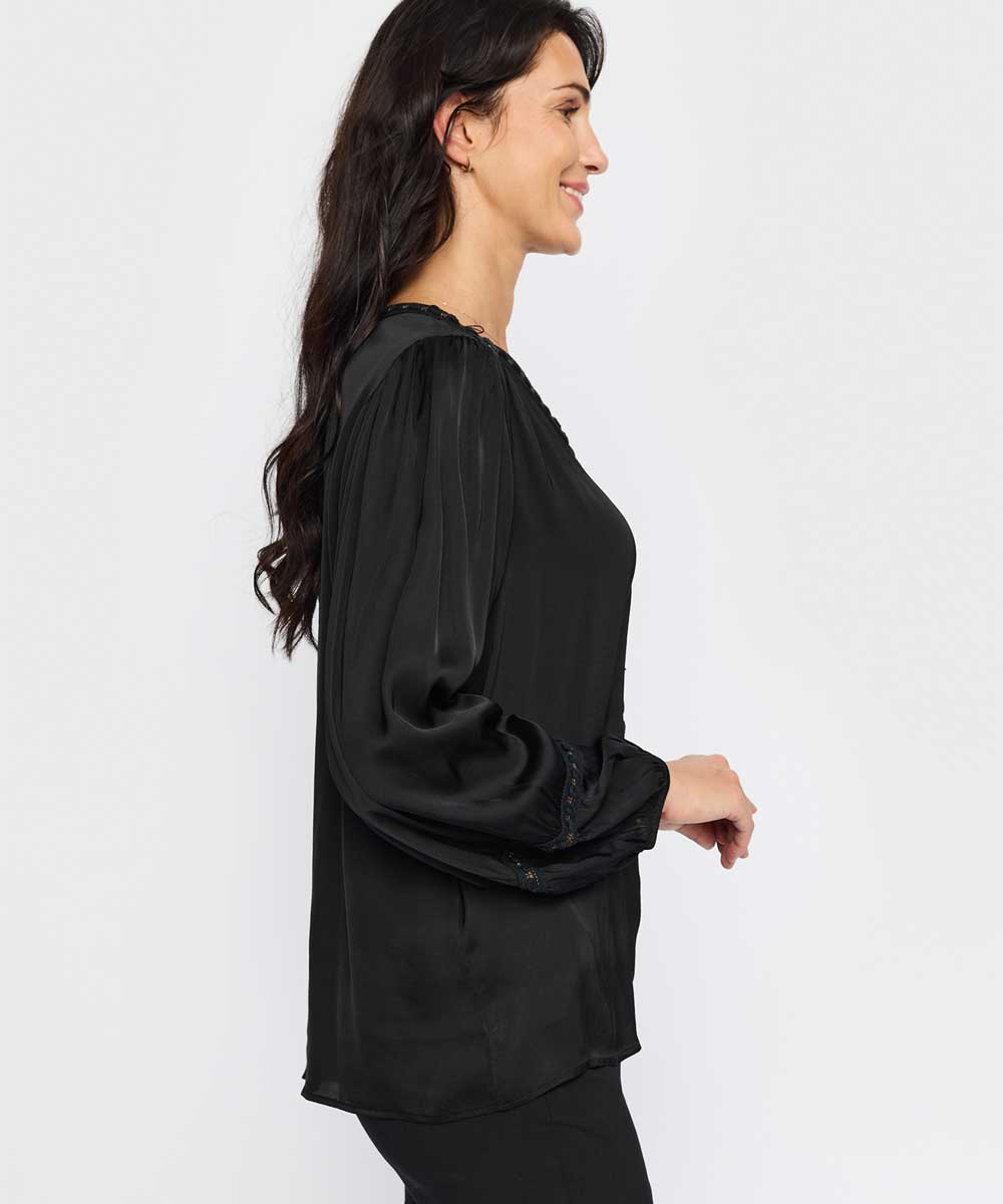 svart blus från sidan