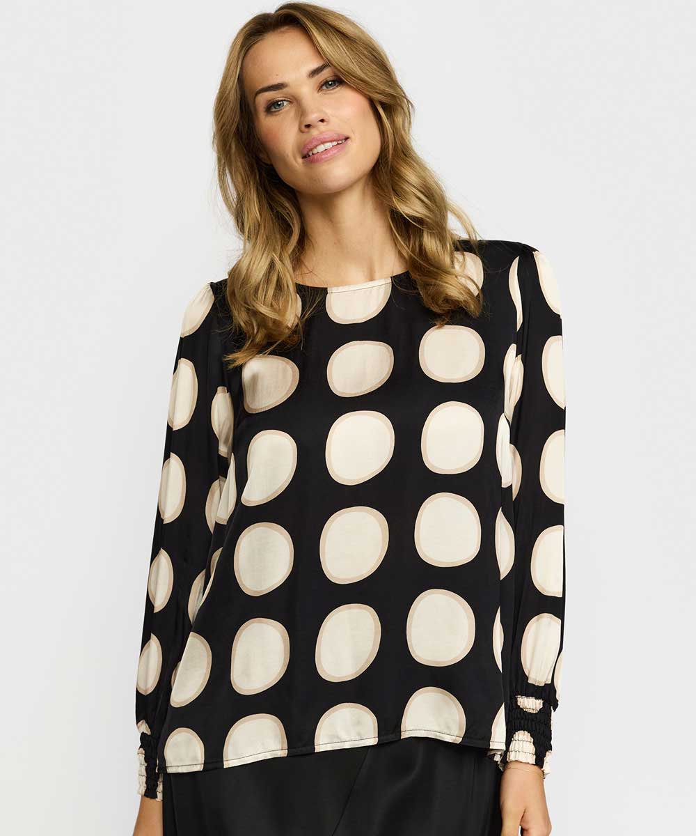 blus med prickar framsida