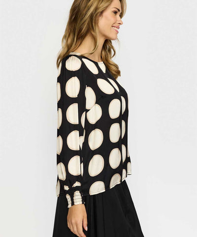 blus med prickar från sidan