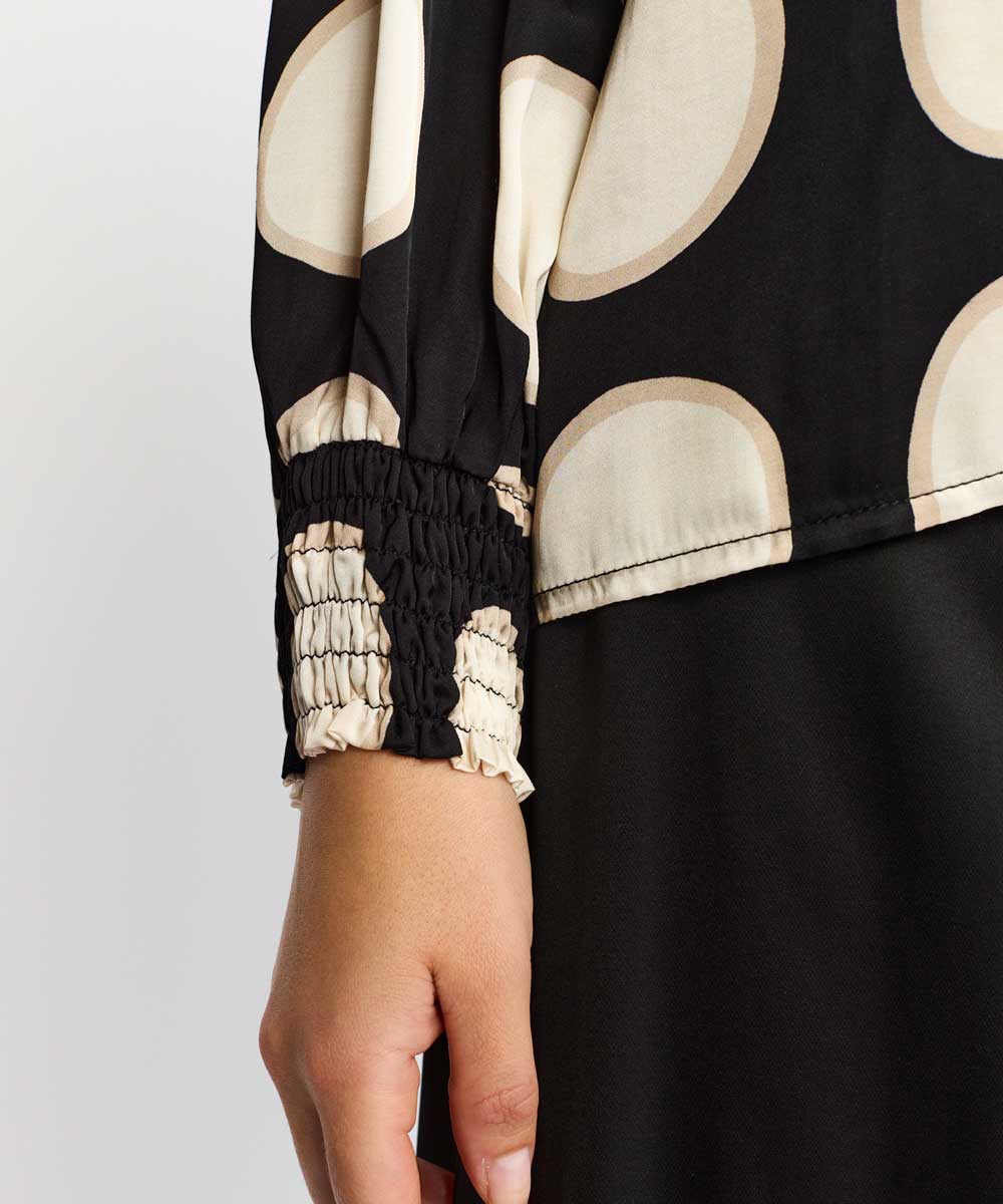 blus med prickar detaljer