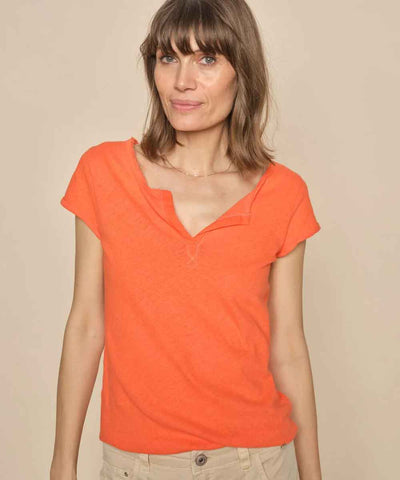 modell i orange t-shirt