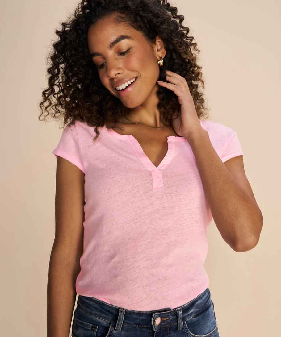 modell i rosa t-shirt