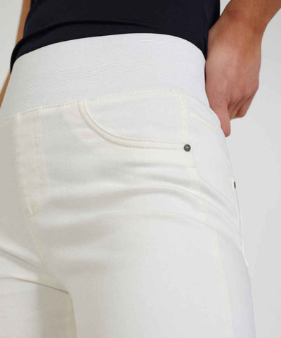 closeup på vita byxor