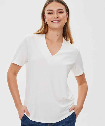 modell i vit t-shirt