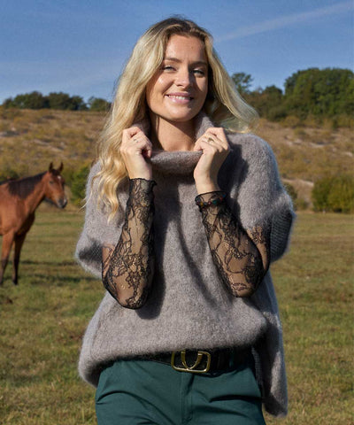 modell i beige polo