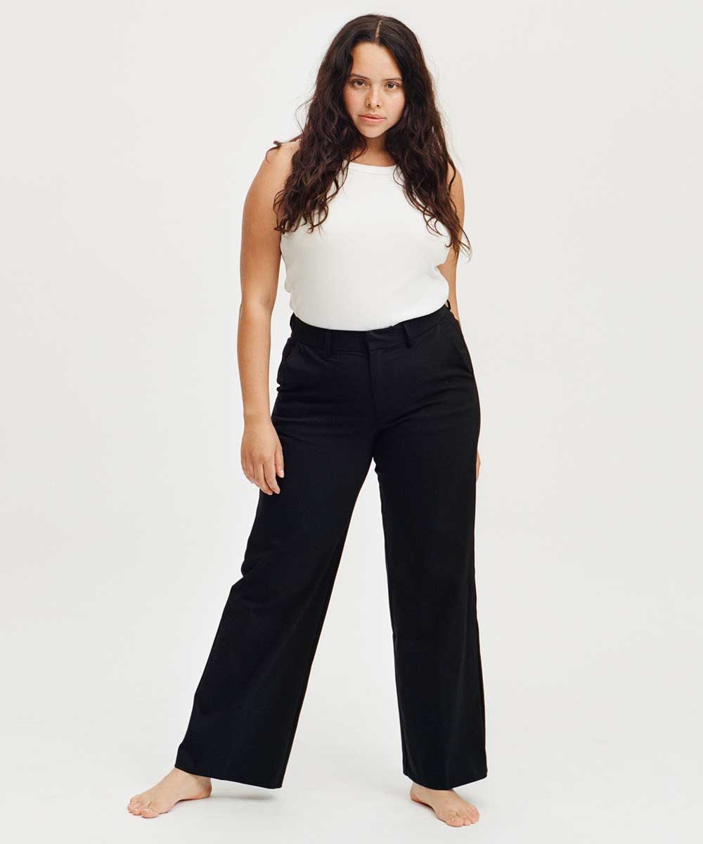 Modell i mörkblå byxa