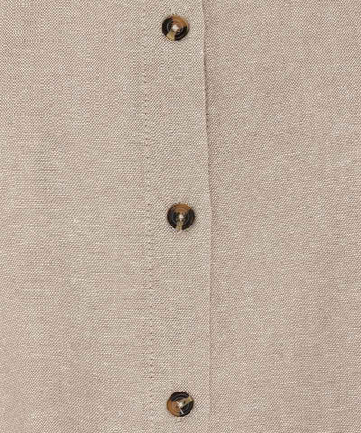 detaljer på beige blus i linne