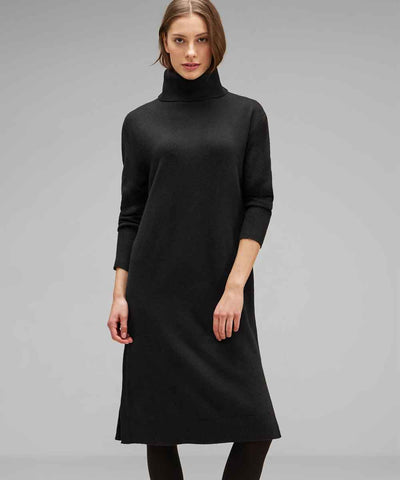 Modell i svart stickad klänning med polo