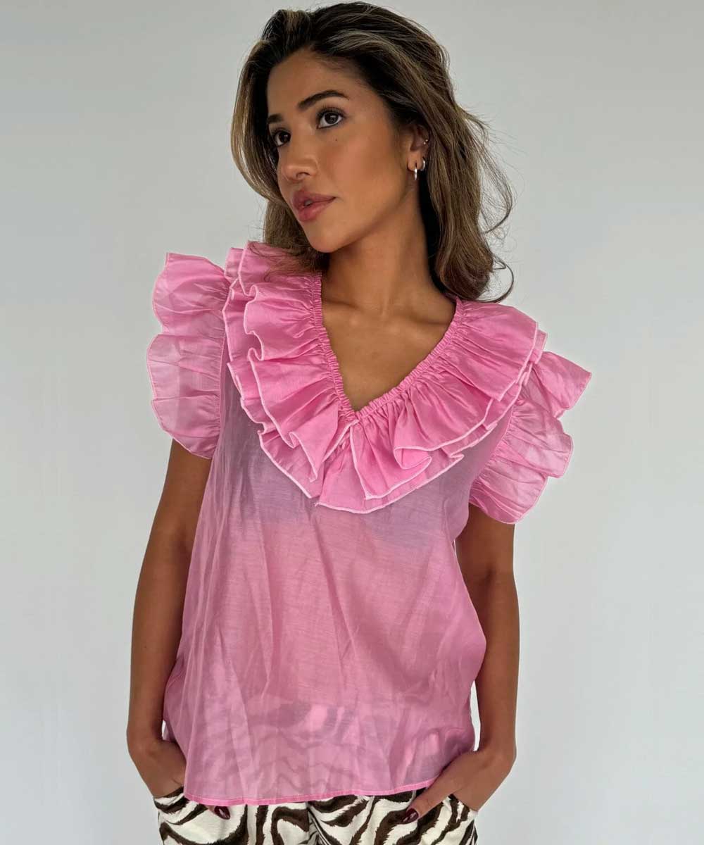 Modell i rosa volangblus