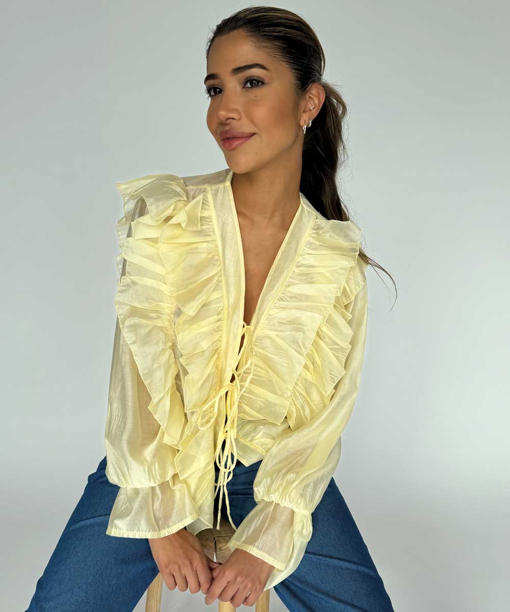Modell i gul blus med knytband