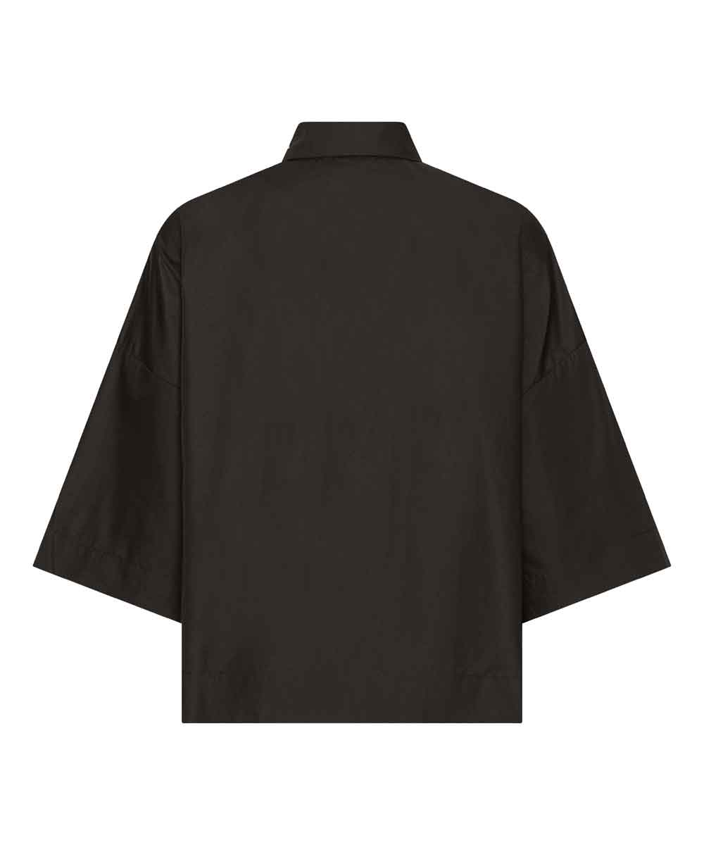 svart skjorta baksida