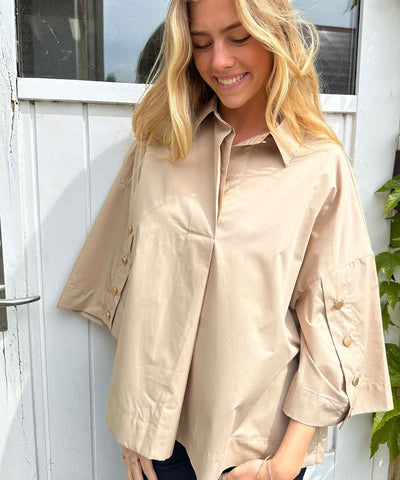 Modell i beige skjorta