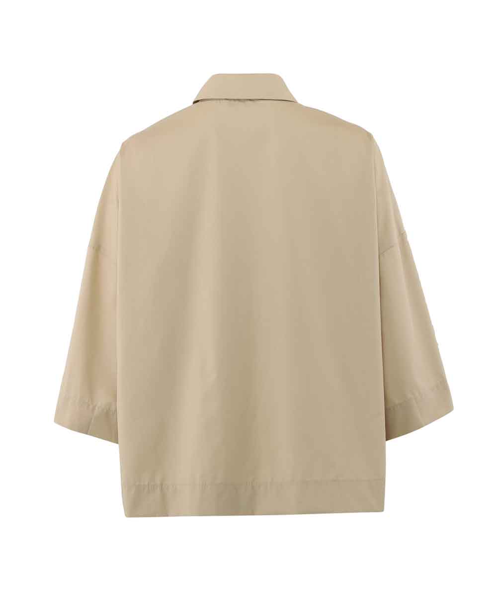 beige skjorta baksida