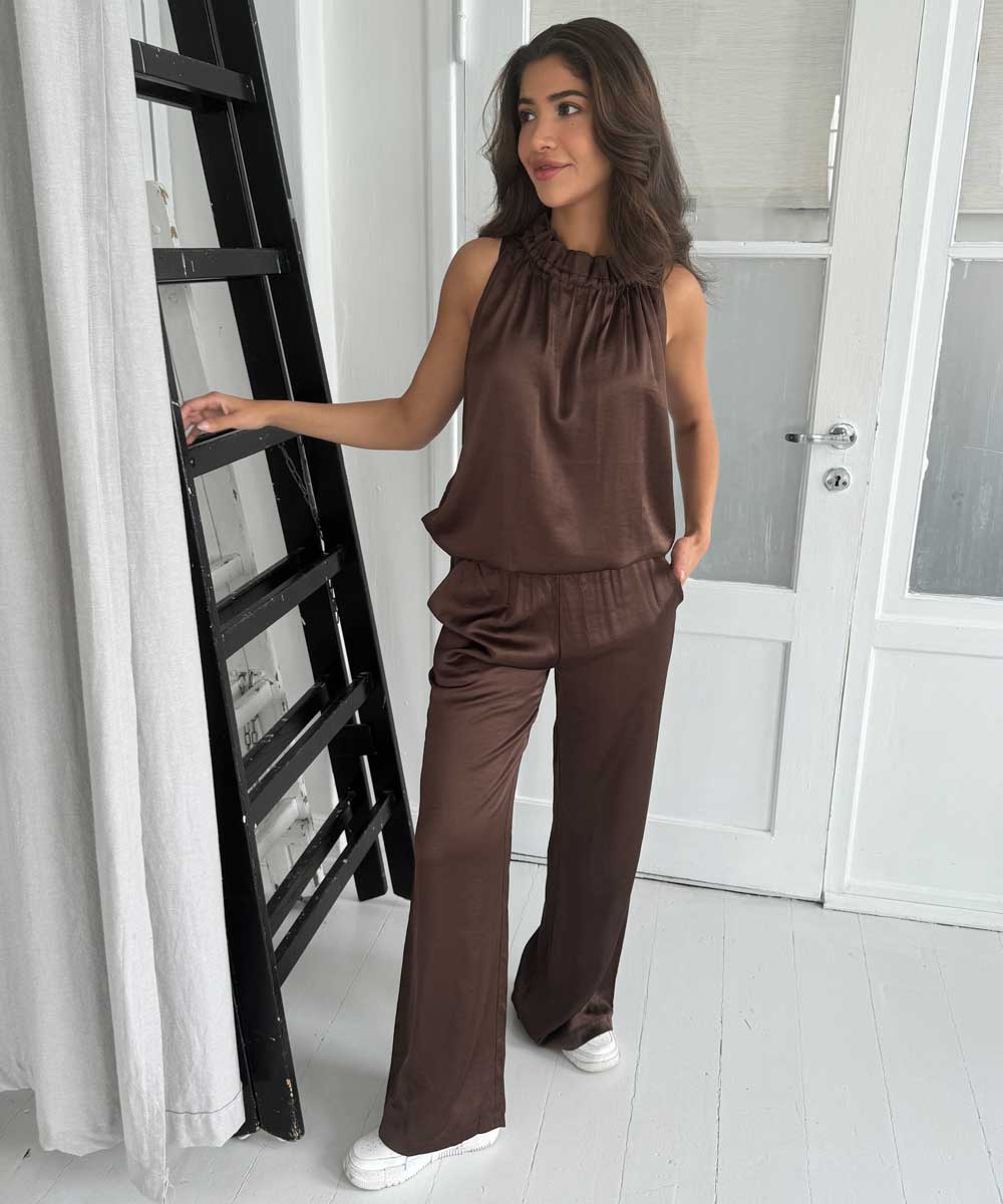 Brun byxa i satin