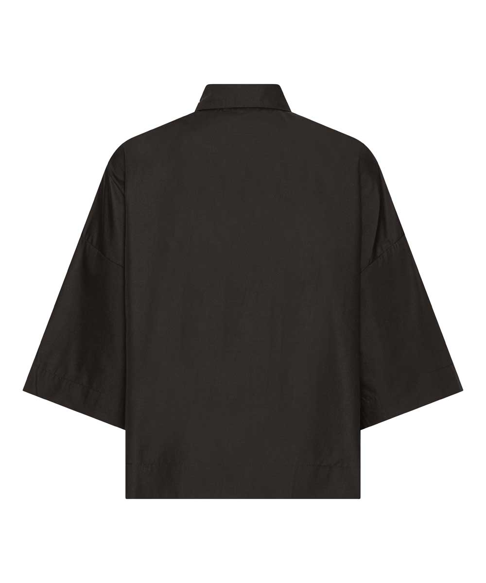svart skjorta baksida