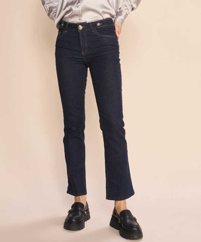 Modell i utställda blå jeans