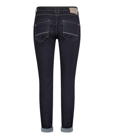 mörkblå jeans med detaljer på fickorna