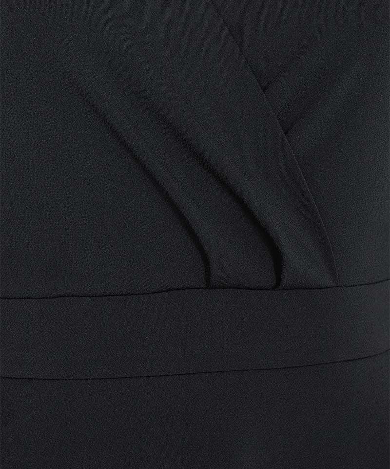 svart klänning med 3/4 dels ärm closeup