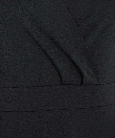 svart klänning med 3/4 dels ärm closeup