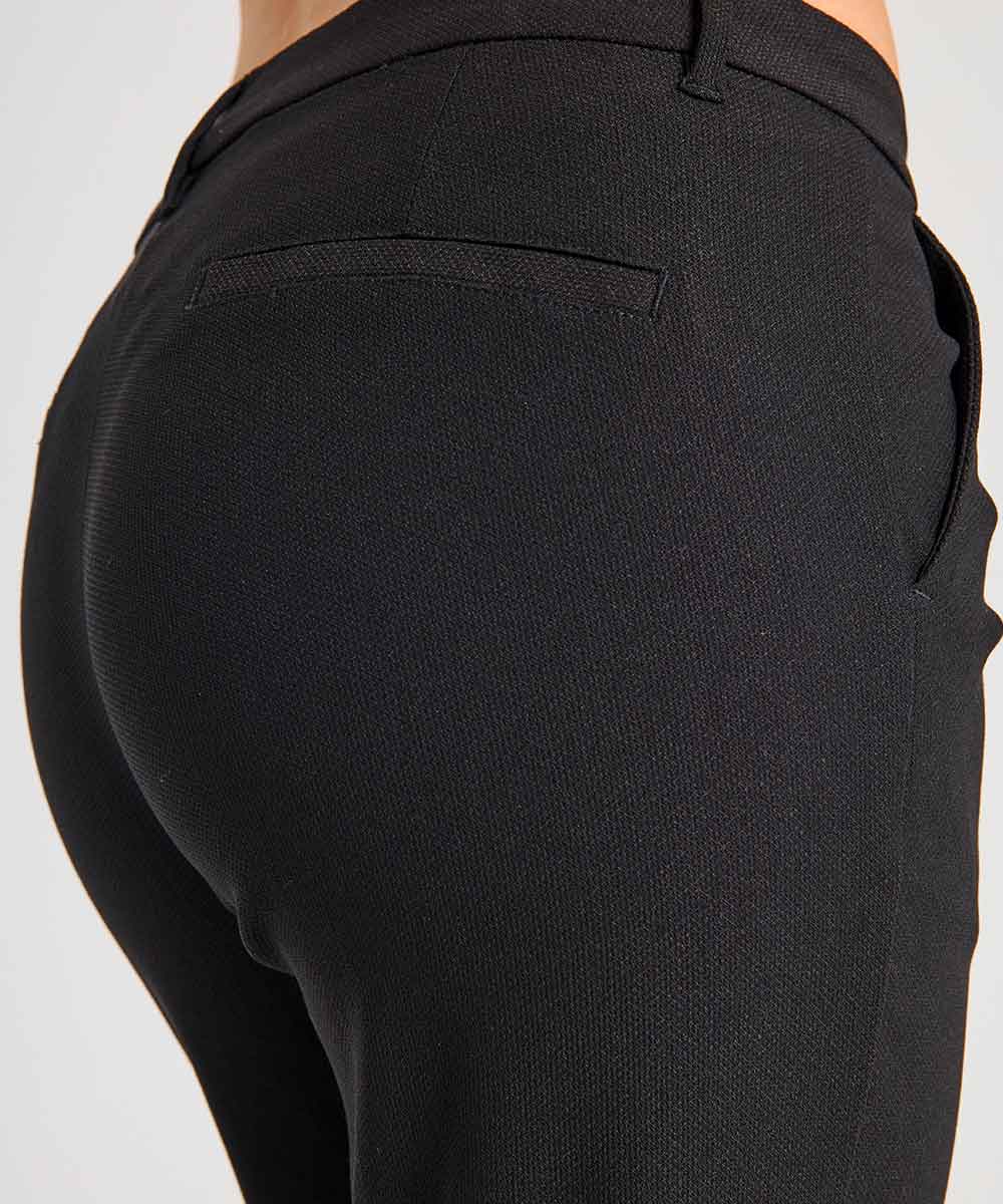 detaljer svart byxa