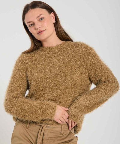 Modell i beige tröja