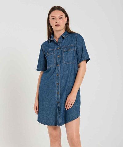 Modell i jeansklänning