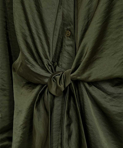 khakigrön blus detaljer