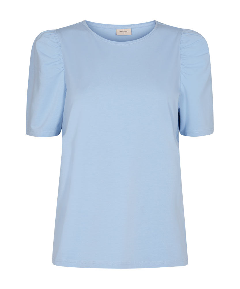 blå t-shirt